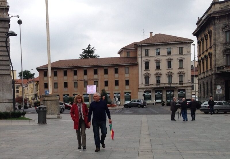 Cielo minaccioso e ombrello a portata di mano nella domenica dei monzesi