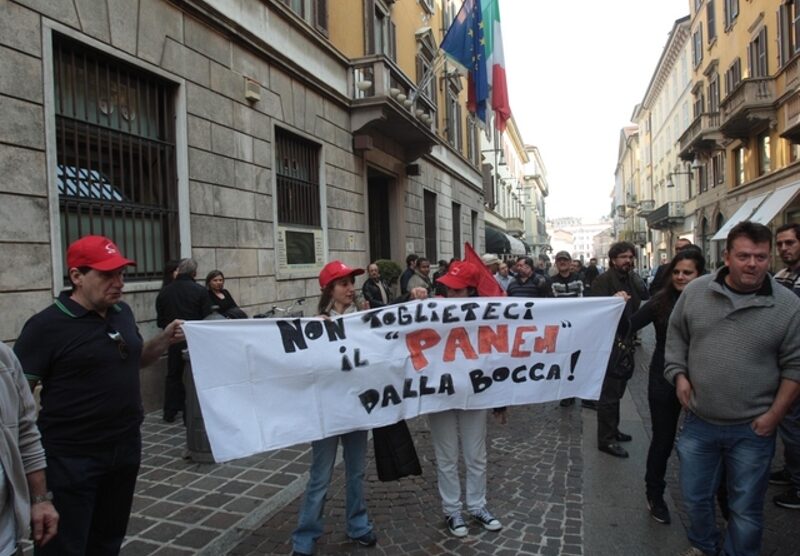 Una protesta dei lavoratori Panem davanti al tribunale di Monza