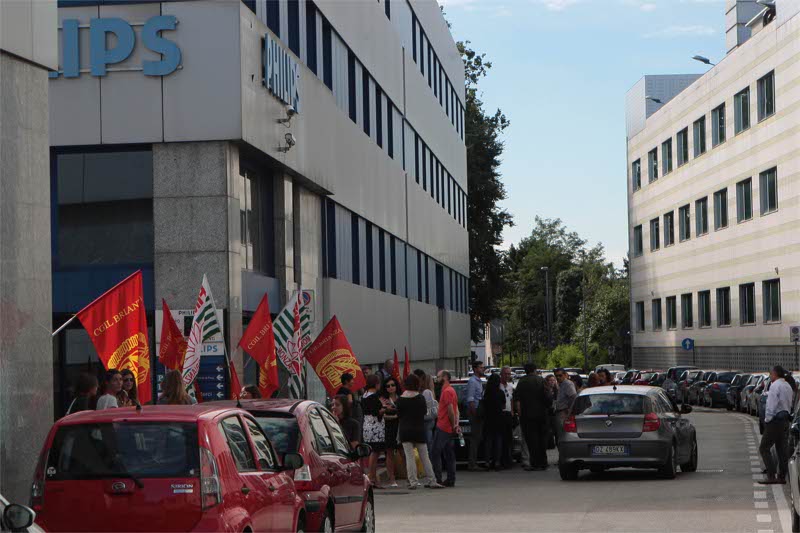 Il presidio dei lavoratori Philips alla sede di Monza