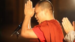 Un monaco buddista  in una delle veglie di pace monzesi