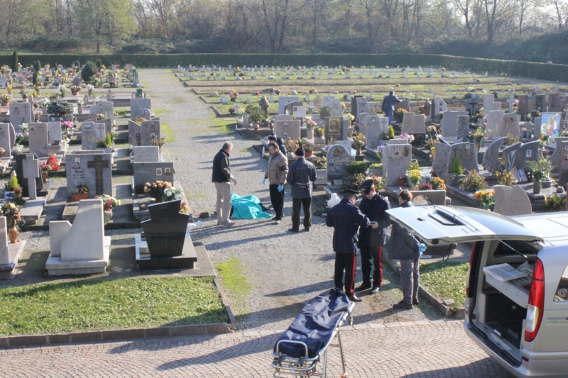 L’intervento dei carabinieri al cimitero maggiore