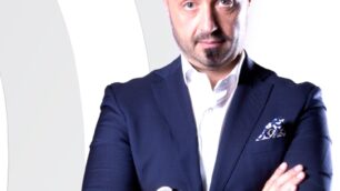 Joe Bastianich in una foto ufficiale per Masterchef