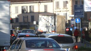 Monza, traffico in largo Mazzini