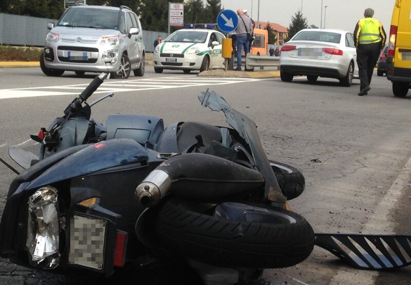 Monza, incidente tra scooter e auto in via Libertà