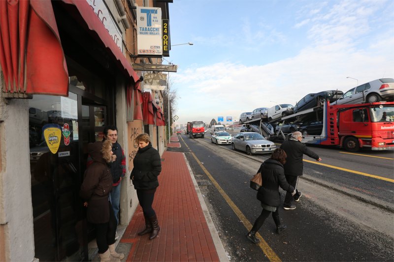 Una delle attività commerciali lungo viale Lombardia