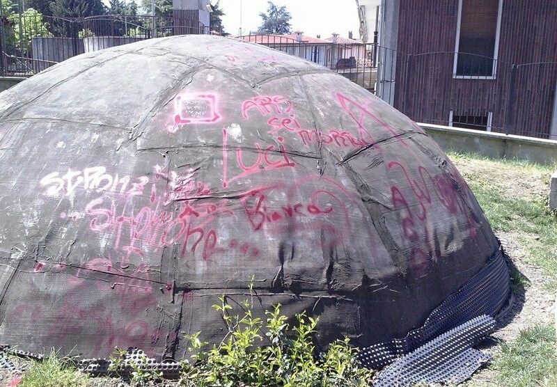 Besana. Vandalismi all’antica  ghiacciaia (Foto Alessandra Botto Rossa)