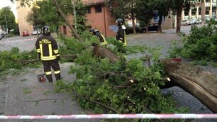 I vigili del fuoco di Lissone al lavoro all’area Cambiaghi