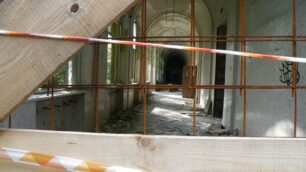 La pericolosità dei padiglioni dell'Antonini: scale senza protezioni, rischio di crolli e instabilità delle solette (foto Ileana Brioschi)
