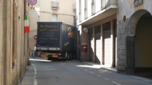 Il tir incastrato tra via Trento e via Mazzini