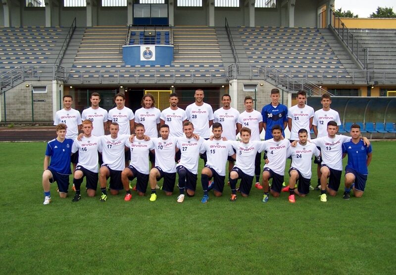 Foto di gruppo per i giocatori del Seregno