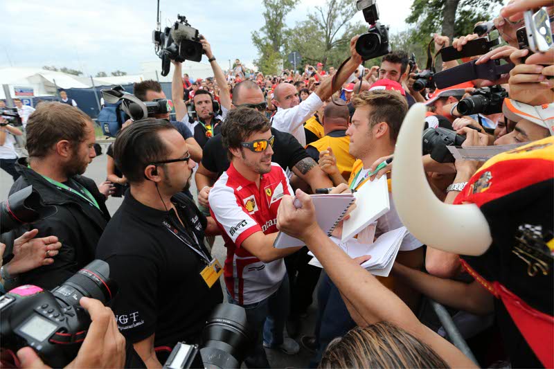 Fernando Alonso circondato dai tifosi