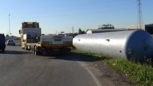 Prima un silo, poi le casse d’acqua: i camion perdono due carichi tra Varedo e Nova