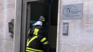 Carate, vigili del fuoco a scuola per il corto circuito di un contatore