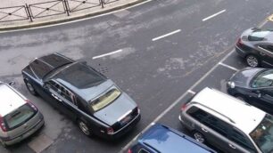 Monza, l’arte del parcheggio (si fa per dire) in mezzo alla strada