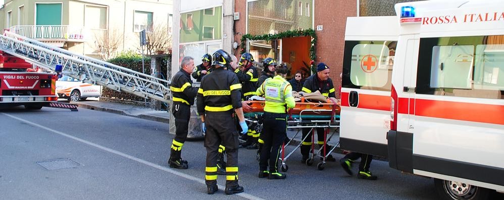 Lissone, ha un malore in casa. Per portarla via arrivano i pompieri