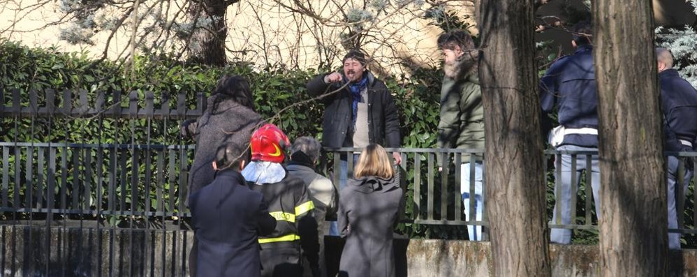 Minaccia di darsi fuoco al commissariato di polizia di Monza