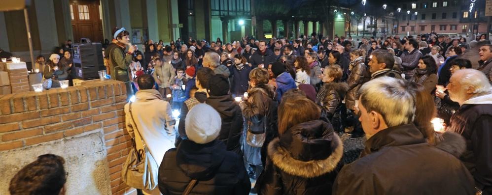 Trecento alla fiaccolata, Cavenago sfila per dire “Je suis Charlie”