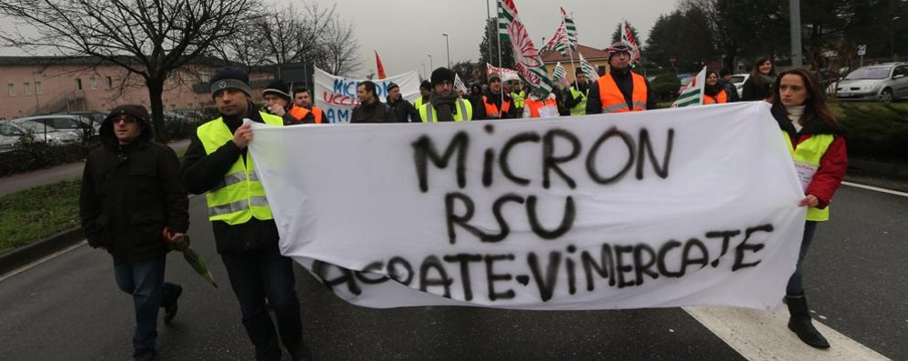 Esuberi Micron, volantinaggio davanti all’azienda: «Non è finita»