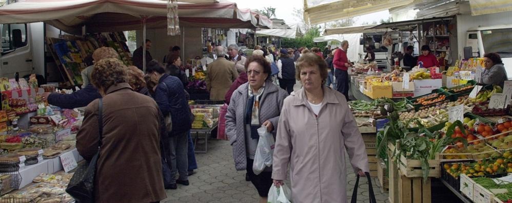 Meda, anche qui venditori abusivi: carciofi sequestrati e dati a Fratel Ettore