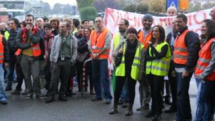 Un gruppo di lavoratori della Micron durante gli scioperi