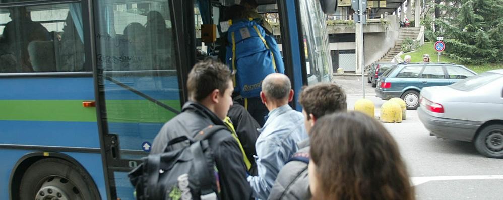 Ha il biglietto ma non riesce a timbrarlo: lissonese trattenuto sul bus e multato