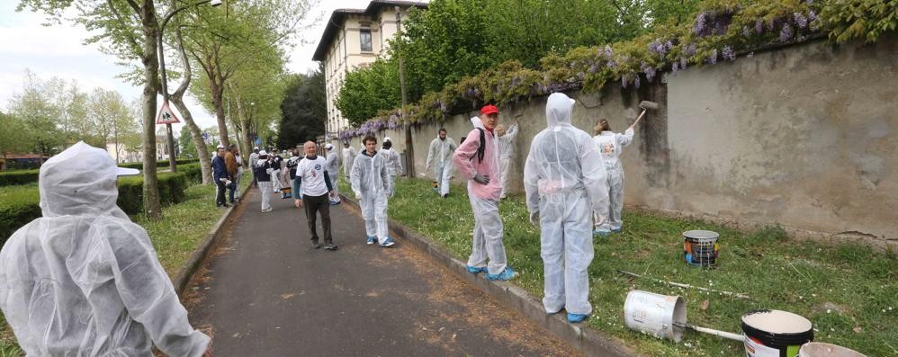 Monza, le Pulizie di primavera in viale Cesare Battisti