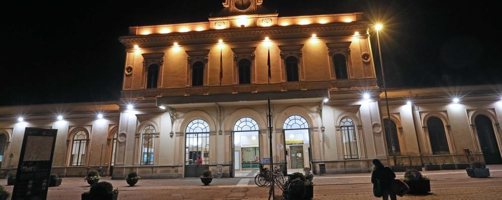 Rapinavano minorenni intorno alla stazione di Monza: arrestati due ragazzi