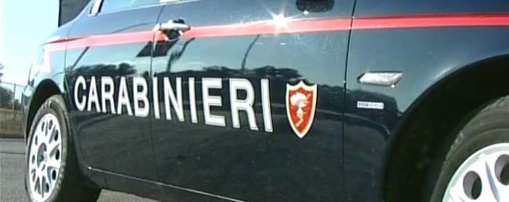 Sfondano bancomat con un’auto ad Agrate, i carabinieri li fanno fuggire