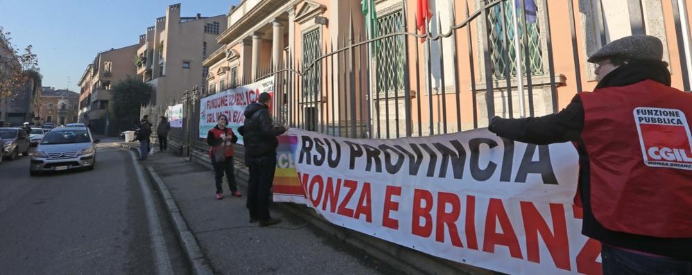 La protesta dei dipendenti davanti alla sede della provincia di Monza e Brianza