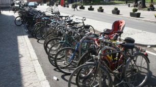 Le rastrelliere per le biciclette alla stazione di Monza