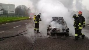 L’auto in fiamme sulla Valassina