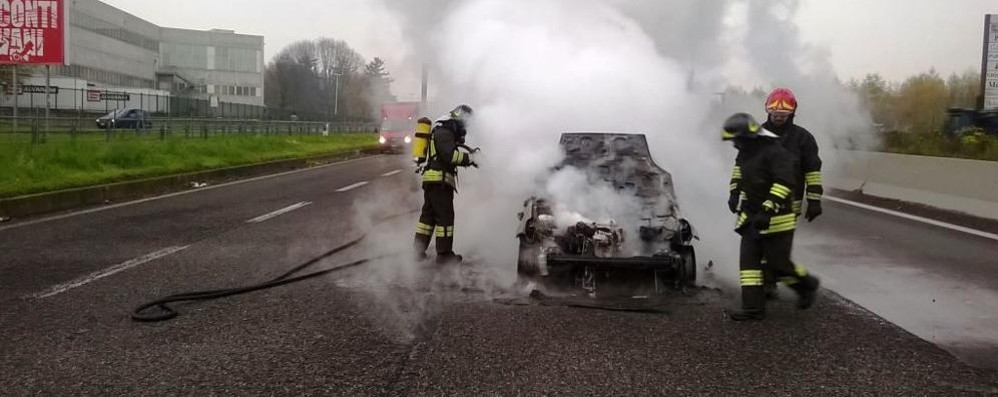 L’auto in fiamme sulla Valassina