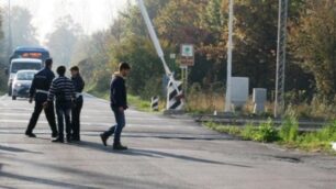 Cesano Maderno, attimi di paura al passaggio a livello