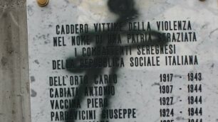 Seregno, ha 73 anni l’imbrattatore della stele coi nomi dei caduti di Salò