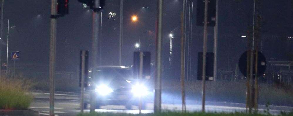 Un’auto in viale Lombardia