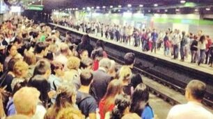 Una affollatissima fermata della metropolitana di Milano