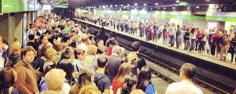 Una affollatissima fermata della metropolitana di Milano