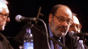 Umberto Eco a Monza nel 2000 per presentare “In cerca di cibo” di Coscia e Trovesi, ai suoi lati nella foto