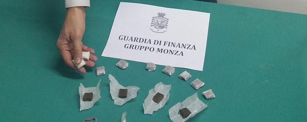 La droga sequestrata dal finanziere fuori servizio