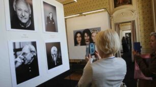 Monza, in Villa reale le 100 facce della musica italiana fotografate da Giovanni Gastel: la prima sala della mostra