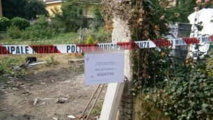 Il cantiere sequestrato dalla polizia locale in via Cavallotti