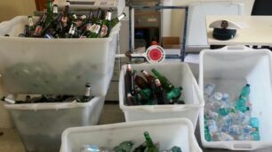 Alcune delle centinaia di bottiglie sequestrate dagli agenti monzesi