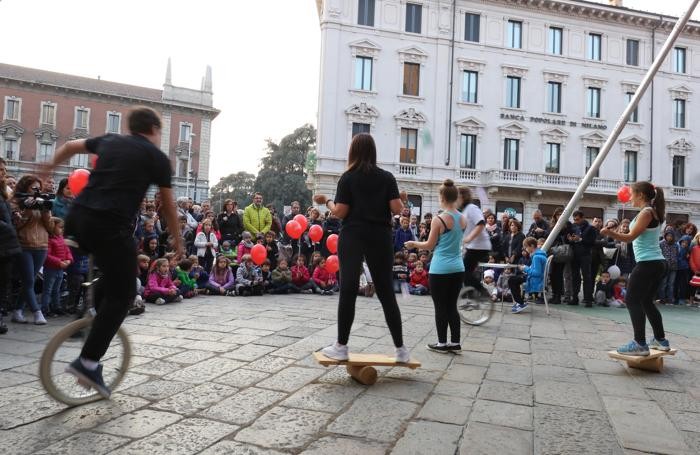 Un busker gonfiare palloncini presso il lungomare della città di