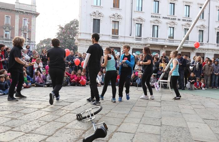 Un busker gonfiare palloncini presso il lungomare della città di