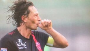 Calcio, serie D: l’esultanza di Carlo Ferrario autore del gol del 2-0 in Monza-Pergolettese