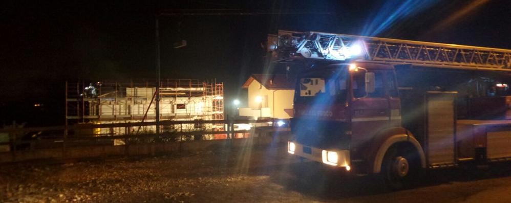 Briosco, incendio tetto: vigili del fuoco in via Mornatella - foto Edoardo Terraneo