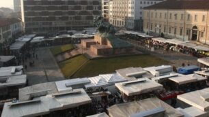 Monza, uno scorcio del mercato in piazza Trento e Trieste