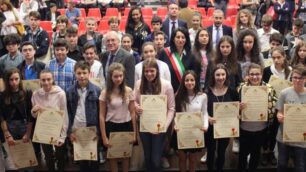 Il gruppo degli studenti premiati sabato a Seregno dai Maetsri del Lavoro (foto Volonterio)