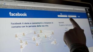 Ha minacciato di pubblicare le foto osé delle ragazze in Facebook