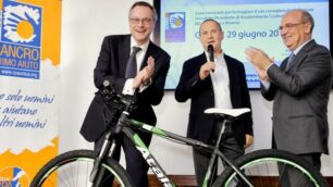 La bicicletta regalata al presidente di Assolombarda Confindustria Milano Monza e Brianza, Carlo Bonomi